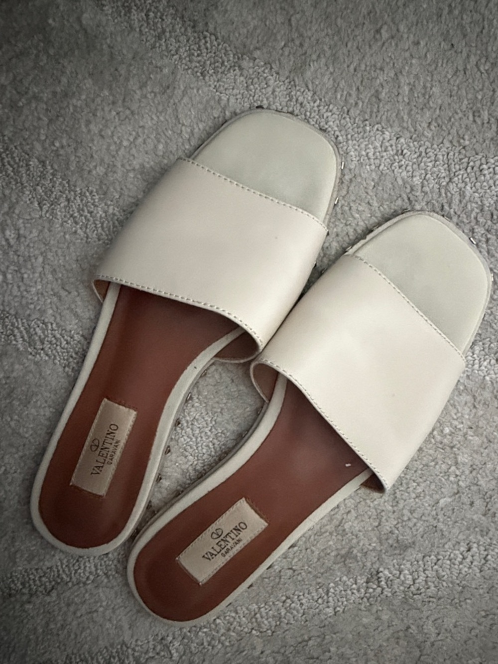 Valentino Rockstud Accents Leather Slides
Women's Size: 7.5 | IT 39 - Picture 5 of 7